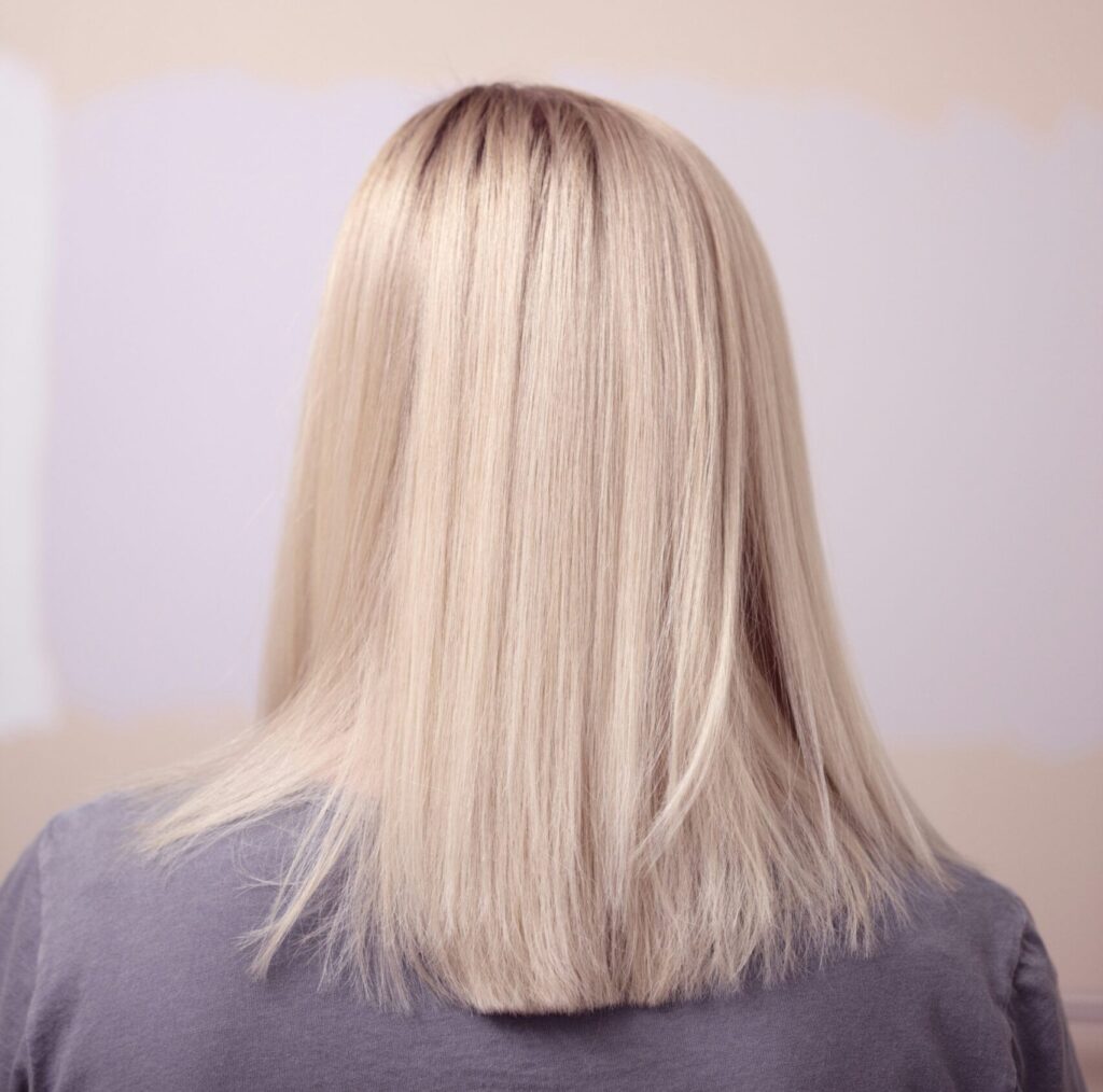 Come trattare i capelli lisci in estate: prodotti consigliati